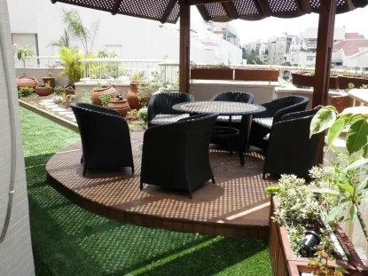 דק על הגג בקומה שביעית כפר סבא